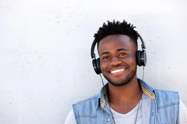 Homem com fones de ouvido no fundo branco — Fotografia de Stock