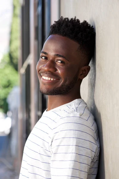 Homem afro-americano sorridente — Fotografia de Stock