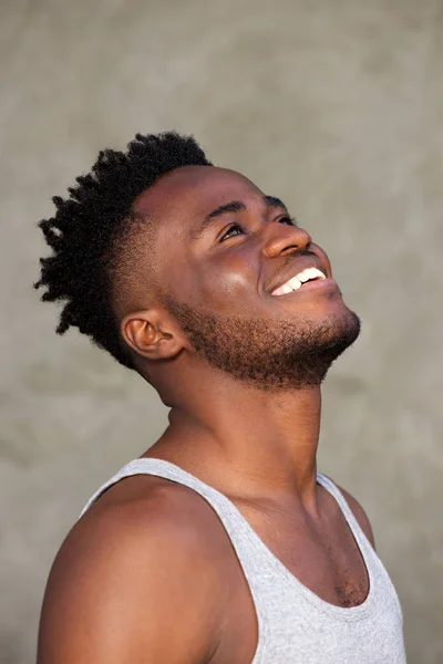 Homem olhando para cima e sorrindo — Fotografia de Stock