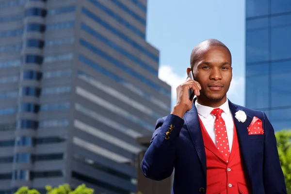 Afrikanischer Geschäftsmann in der Stadt — Stockfoto