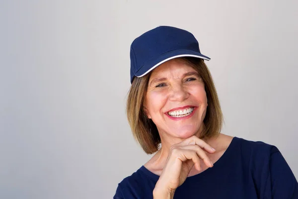 Mujer con sombrero contra la pared —  Fotos de Stock