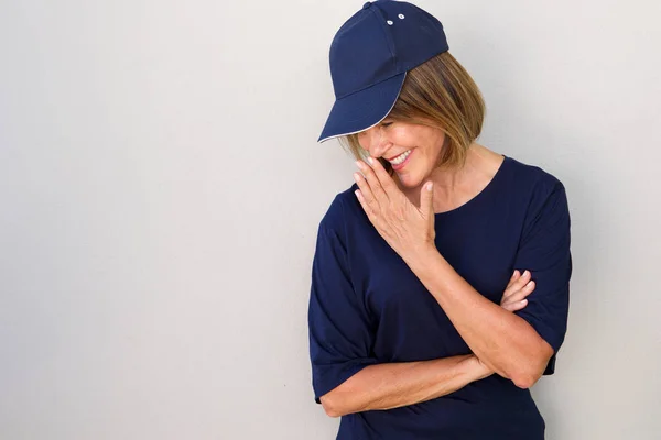 Жінка з капелюхом сміється — стокове фото