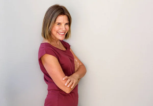 Mujer contra pared blanca —  Fotos de Stock