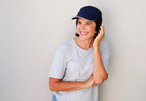 Mulher sorrindo com fones de ouvido — Fotografia de Stock