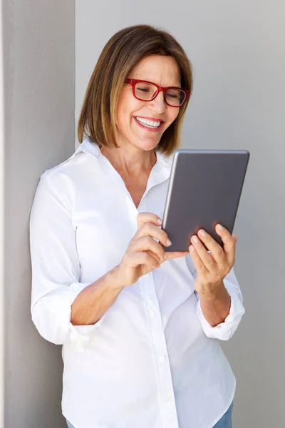 Geschäftsfrau lächelt mit Tablet — Stockfoto