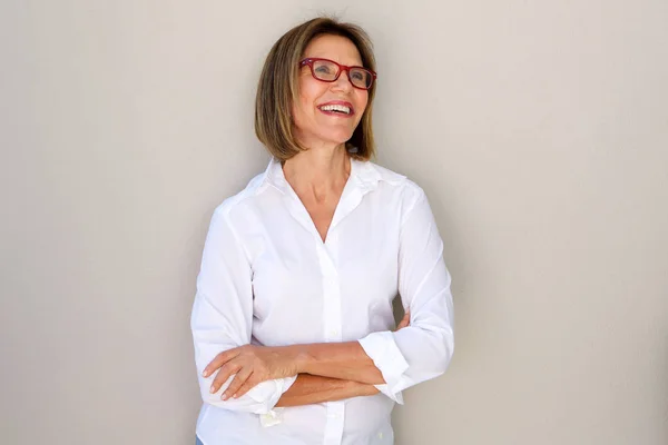 Kvinna med glasögon leende — Stockfoto