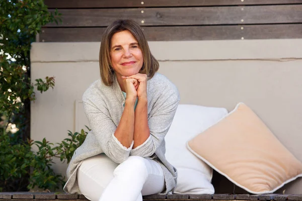 Frau entspannt sich draußen — Stockfoto