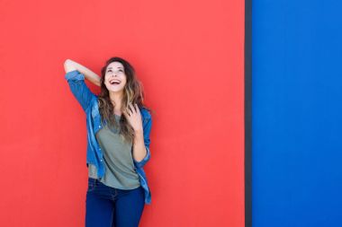 gülüyor ve ararken kadın