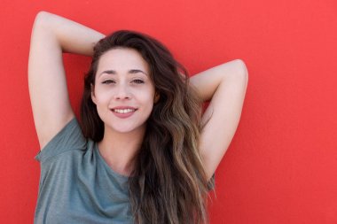 Ellerini başının arkasında olan kadın