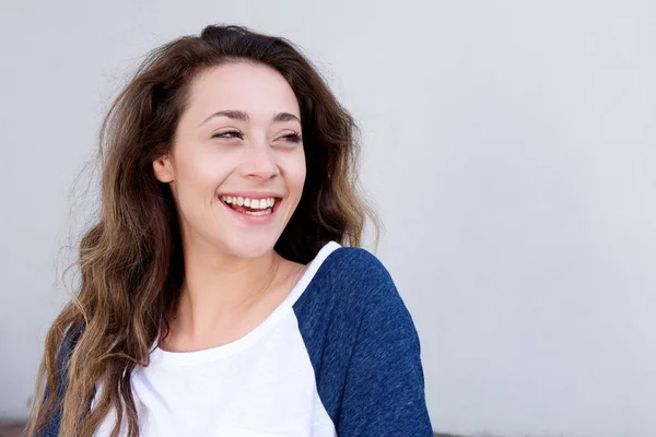 Mujer riendo por fondo blanco —  Fotos de Stock