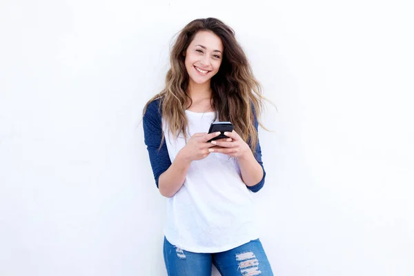 Femme souriante avec téléphone — Photo