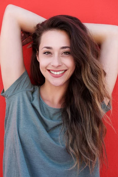 Mujer sonriendo sobre fondo rojo —  Fotos de Stock