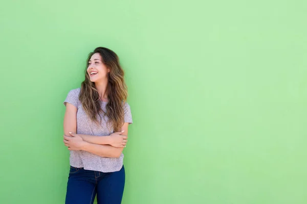 Žena se usmívá a dívá se jinam — Stock fotografie