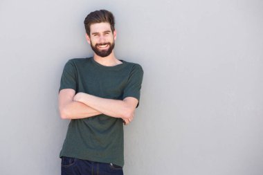 Kolları çapraz adam