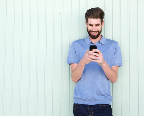 Man tittar på mobiltelefon — Stockfoto