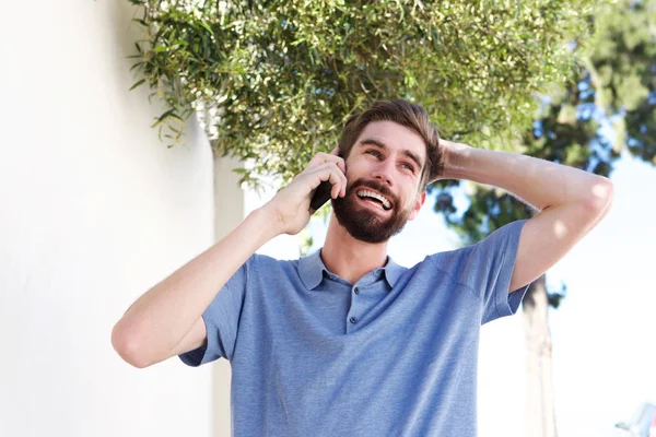 Hombre con la mano en el pelo — Foto de Stock