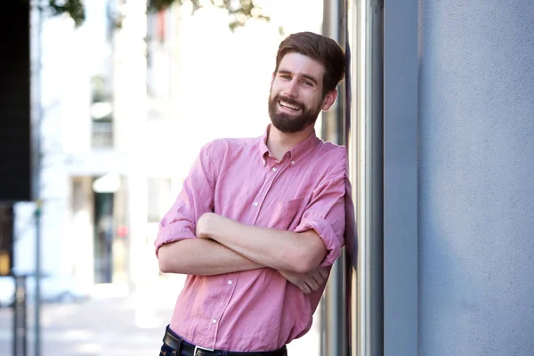 Schöner Mann lehnt an der Wand — Stockfoto