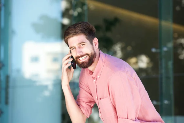 Příležitostné muž mluví na telefonu — Stock fotografie