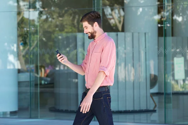 Hombre sosteniendo el teléfono inteligente —  Fotos de Stock