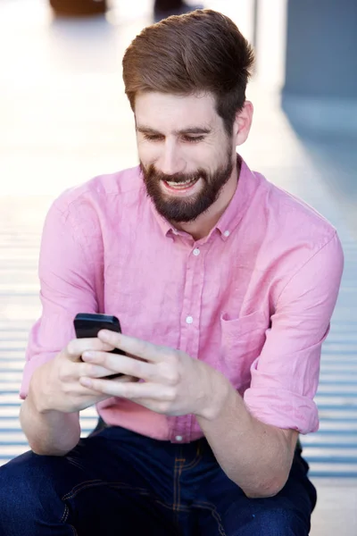 Uomo seduto fuori — Foto Stock