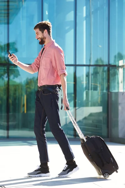 Hombre caminando con maleta — Foto de Stock