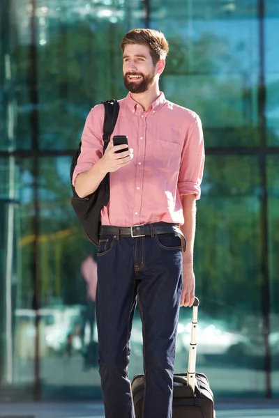 Hombre con teléfono celular y maleta —  Fotos de Stock