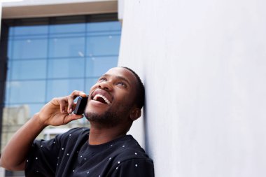 Cep telefonuyla konuşan adam.