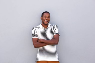 geçti silah ile gülümseyen adam