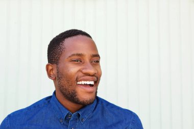 Afrika delikanlı gömlekli 