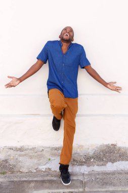 adam uzanmış kollarıyla