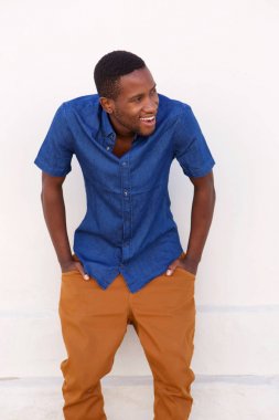 Uzağa arıyorsunuz ve gülümseyen bir adam