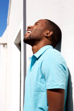 adam duvara yaslanmış