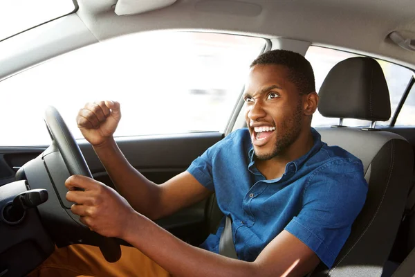 Afrika kökenli Amerikalı adam sürüş araba — Stok fotoğraf
