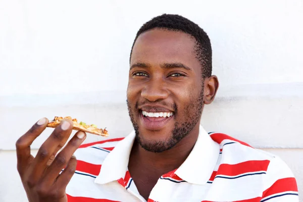 젊은 아프리카 사람을 먹는 피자 — 스톡 사진