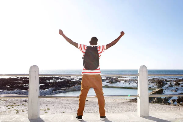 Traveler tittar på stranden — Stockfoto