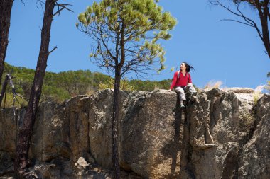 Asyalı kadın Cliff üzerinde oturan