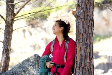 Neşeli kadın uzun yürüyüşe çıkan kimse 