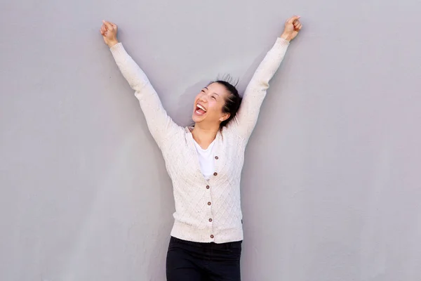 Mulher rindo com os braços levantados — Fotografia de Stock