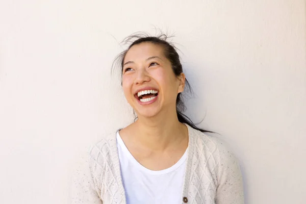 Mujer asiática sonriendo — Foto de Stock