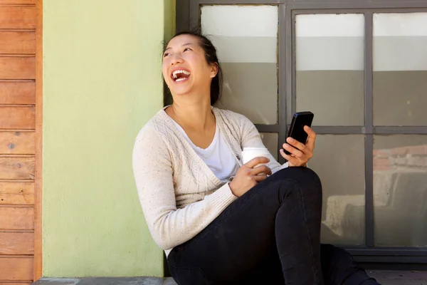 Glücklich asiatische Frau sitzt — Stockfoto