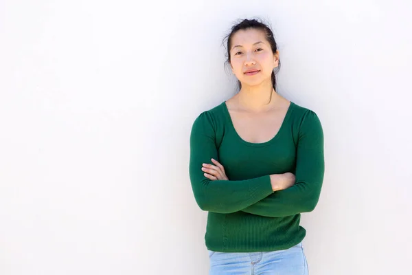 Woman standing with arms crossed — Stock Photo, Image