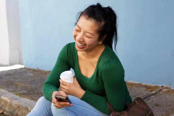Asiatische Frau sitzt draußen — Stockfoto
