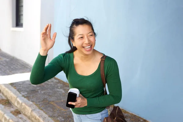 Glücklich asiatische Dame draußen — Stockfoto