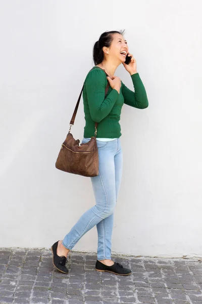 Mujer asiática caminando al aire libre — Foto de Stock