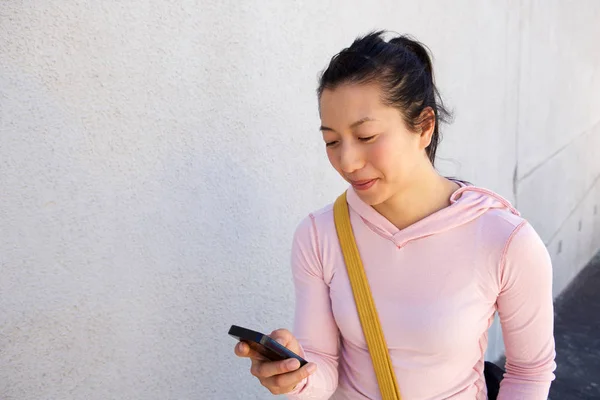 Frau schaut aufs Handy — Stockfoto