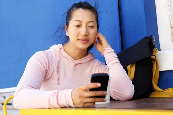 Азиатская женщина сидит в кафе — стоковое фото