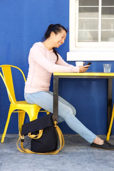 Frau sitzt am Tisch — Stockfoto