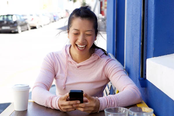 Frau benutzte Handy — Stockfoto