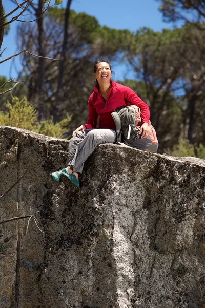 Asiatisk kvinna hiker — Stockfoto