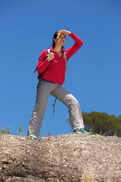 崖の上に立って女性ハイカー — ストック写真